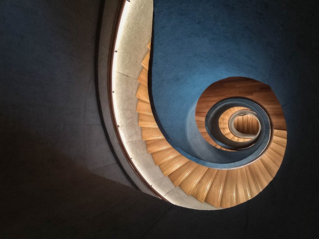 staircase, spiral staircase, stairs-7718335.jpg séance hypnose adulte